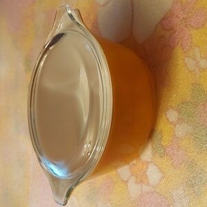1 qt Pyrex vintage casserole dish